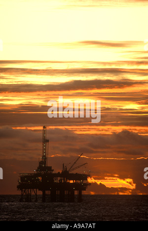 OFFSHORE oil drilling rig CALIFORNIA USA Banque D'Images