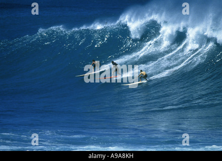 SURFERS SUR BIG SHOREBREAK VAGUE WAIMEA BAY NORTH SHORE OAHU HAWAII USA Banque D'Images