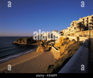 Les appartements donnent sur l'extrémité ouest de la plage principale à Albufeira Algarve Portugal Banque D'Images