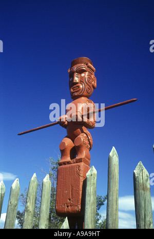 STATUE MAORI sculpté réserve thermale de Whakarewarewa ROTORUA NOUVELLE ZÉLANDE ÎLE DU NORD Banque D'Images