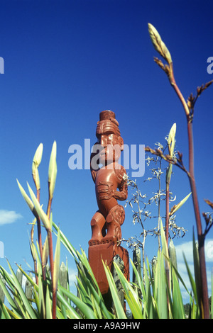 STATUE MAORI sculpté réserve thermale de Whakarewarewa ROTORUA NOUVELLE ZÉLANDE ÎLE DU NORD Banque D'Images