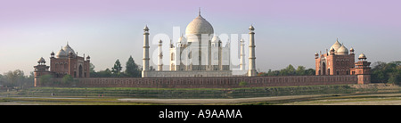 Vue panoramique en début de matinée, Taj Mahal, Agra, Uttar Pradesh, Inde. Banque D'Images