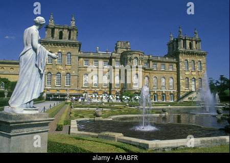 TERRASSES AQUATIQUES BLENHEIM PALACE (©JOHN VANBRUGH 1722) WOODSTOCK OXFORDSHIRE ANGLETERRE ROYAUME-UNI Banque D'Images