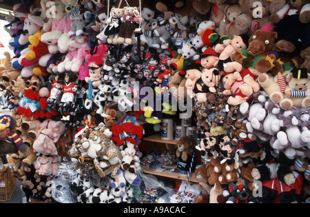 Jouets en peluche sur l'affichage à l'Oktoberfest à Munich en Bavière en Allemagne Banque D'Images