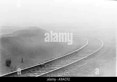 Les voies disparaissent dans le brouillard Banque D'Images