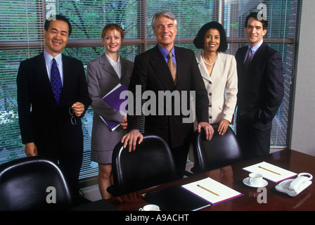 Les employés de bureau MULTIETHNIQUE DANS LA SALLE DE RÉUNION Banque D'Images