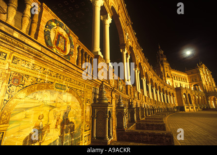 PLEINE LUNE MOSAÏQUE CARREAUX PROVINCIAUX ALCÔVES PLAZA DE ESPANA PARQUE MARIA LUISA SÉVILLE ANDALOUSIE ESPAGNE Banque D'Images