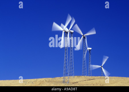 De pales tournant ALTAMONT PASS WIND TURBINE POWER PLANT CALIFORNIA USA Banque D'Images