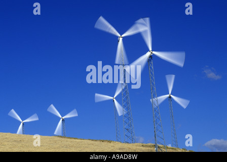 De pales tournant ALTAMONT PASS WIND TURBINE POWER PLANT CALIFORNIA USA Banque D'Images