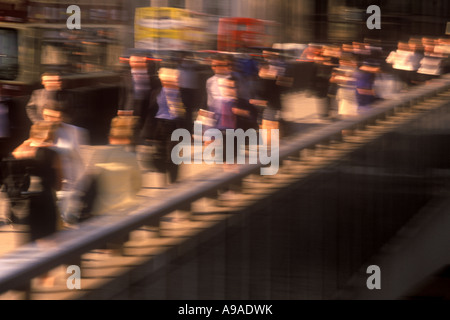 Des foules de navetteurs traversant le pont de Londres DURANT LES HEURES DE POINTE LONDON ENGLAND UK Banque D'Images