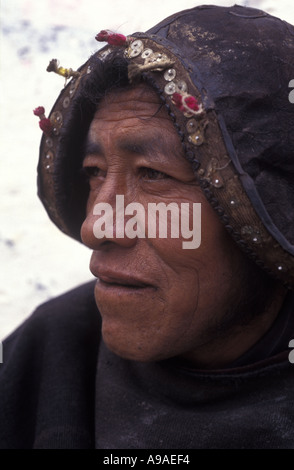 La BOLIVIE Indiens Tarabuco homme portant un casque de conquistador maquette Banque D'Images