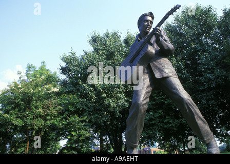 JEUNE STATUE EN BRONZE ELVIS PRESLEY (©ANDREA LUGAR 1997) BEALE STREET MEMPHIS TENNESSEE USA Banque D'Images