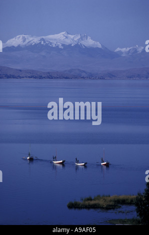 La BOLIVIE Lac Titicaca les bateaux de pêche au large de l'Île Suriqui Cordillère Real en arrière-plan Banque D'Images