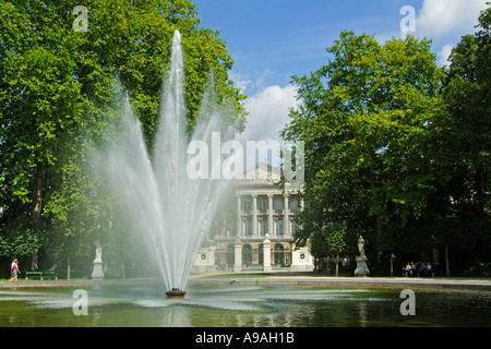 Grande Fontaine dans le Parc de Bruxelles en face du Palais de la Nation le parlement belge Bruxelles Belgique eu Europe Banque D'Images