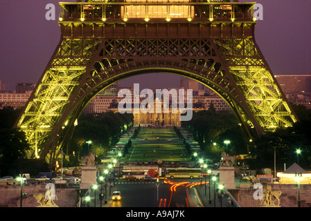 BASE DE TOUR EIFFEL CHAMPS DE MARS PARIS FRANCE Banque D'Images