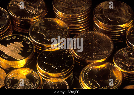 Contexte des piles de pièces de monnaie de lingot d'or internationale Banque D'Images