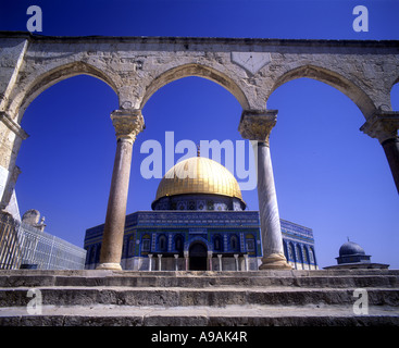 Les colonnes en pierre de la mosquée Omar Dôme du rocher sur le mont du Temple à Jérusalem ISRAËL Banque D'Images