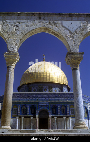 Les colonnes en pierre de la mosquée Omar Dôme du rocher sur le mont du Temple à Jérusalem ISRAËL Banque D'Images