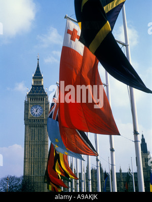 Rangée de mâts de drapeaux NATIONAUX SUR BIG BEN, PARLIAMENT SQUARE LONDON ENGLAND UK Banque D'Images