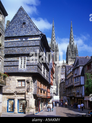 RUE KEREON QUIMPER CATHÉDRALE Saint-corentin BRETAGNE FRANCE Banque D'Images