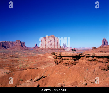 Homme ASSIS SUR LE CHEVAL SCENIC JOHN FORD'S POINT Monument Valley Navajo Tribal Park UTAH ARIZONA USA Banque D'Images