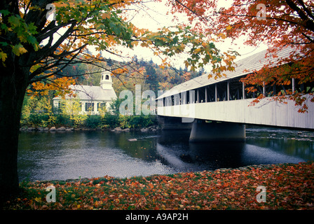 Automne FEUILLAGE PONT COUVERT BLANC STARK LA RIVIÈRE AMMONOOSUC WHITE MOUNTAIN NATIONAL FOREST NEW HAMPSHIRE USA Banque D'Images