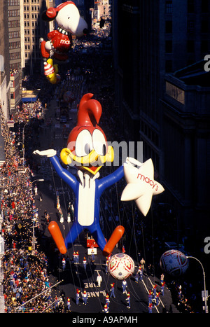 WOODY WOODPECKER BALLOON (©UNIVERSAL STUDIOS 1940) MACY'S THANKSGIVING DAY PARADE BROADWAY MANHATTAN NEW YORK CITY USA Banque D'Images