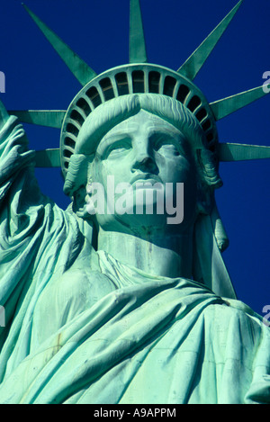 FACE À LA STATUE DE LA LIBERTÉ MONUMENT NATIONAL LIBERTY ISLAND PORT DE NEW YORK NEW YORK USA Banque D'Images