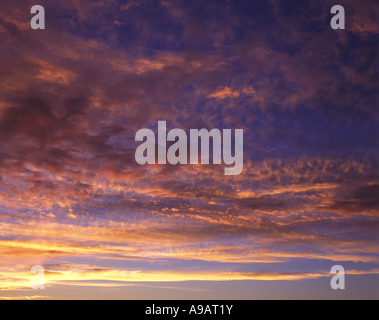 CLOUDSCAPE DE BANDES HORIZONTALES DE ROUGE JAUNE NUAGES SUR CIEL LUEUR ROSE Banque D'Images