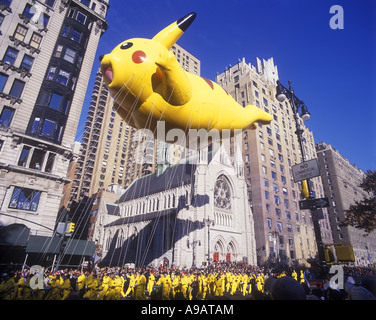 BALLON JAUNE PIKACHU (©NISHIDA & SUGIMORI 1996) MACY THANKSGIVING DAY PARADE MANHATTAN NEW YORK CITY USA Banque D'Images