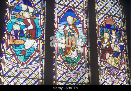 Voir l'église de vitraux victoriens de windows avec des scènes de Jésus sur l'eau et en tant que berger et avec Marie Madeleine Banque D'Images