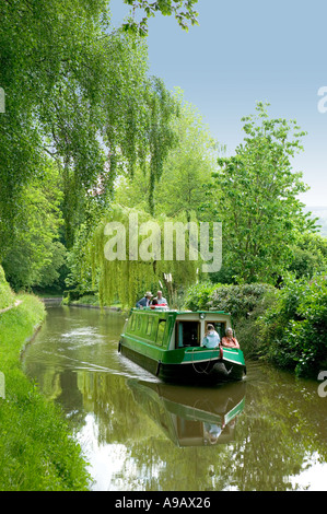 Bateau près de canal sur la Llanfoist et Brecon Canal Monmouth South Wales UK Banque D'Images