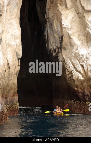 Amérique Latine Amérique du Sud Équateur Galapagos San Cristobal Island kayak de mer gens autour de Kicker Rock cliffs Banque D'Images