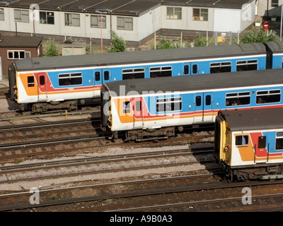 Vue de dessus de trois trains de voyageurs à l'arrêt à la gare de Waterloo les signaux en dehors de Londres Angleterre Royaume-uni plates-formes Banque D'Images