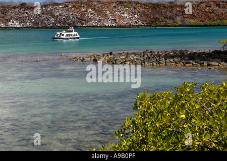 Amérique du Sud Îles Galapagos Équateur Amérique Latine Canal Itabaca qui passe entre l'île de Baltra et Santa Cruz ferry boat Banque D'Images