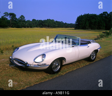 1966 E-TYPE JAGUAR BLANC DÉCAPOTABLE (©JJAGUAR CARS LTD 1961) VOITURE GARÉE SUR ROUTE PAVÉE Banque D'Images