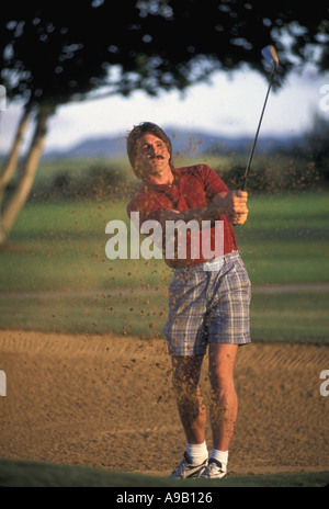 États-unis Hawaii Kauai golfer hitting out de fosse de sable Banque D'Images