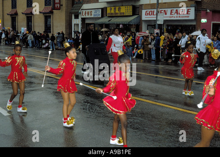 Les jeunes filles afro-américaines participant au défilé du Nouvel An chinois dans le quartier chinois, Los Angeles Banque D'Images