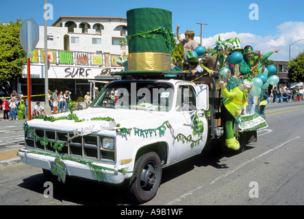 Grand chapeau vert chariot parti participant à la St Patricks Day Parade à Hermosa Beach, Californie Banque D'Images