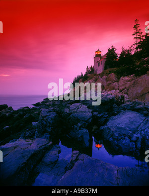 Piscine ROCK BASS HARBOR HEAD LIGHTHOUSE LITTORAL DU MAINE USA Banque D'Images