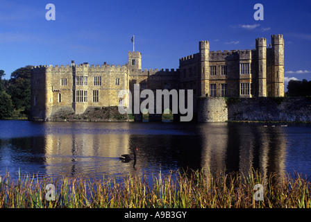 LEEDS CASTLE LAKE MAIDSTONE KENT ENGLAND UK Banque D'Images