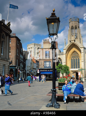 All Saints Church pittoresque vu plus jolie St Helen's Square, City of York, North Yorkshire, Angleterre, Royaume-Uni. Banque D'Images