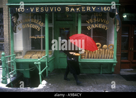 Historique 1992 FEMME AVEC PARAPLUIE ROUGE DANS LA NEIGE VESUVIO BAKERY PRINCE STREET SOHO MANHATTAN NEW YORK USA Banque D'Images