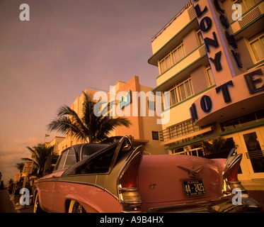 1957 PACKARDBAKER AUTOMOBILE (©STUDEBAKER PACKARD CORP 1957) COLONY HOTEL (©HENRY HOHAUSER 1935) OCEAN DRIVE SOUTH BEACH MIAMI BEACH FLORIDA USA Banque D'Images