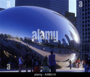 Réflexions CLOUD GATE MILLENNIUM PARK ET LE CENTRE-VILLE CHICAGO ILLINOIS USA Banque D'Images