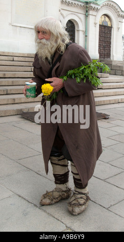 Vagabond sans-abri tramp barbe homme vêtements déchiquetés vieux mendiant mendier cheveux blancs St Saint Alexandre Nevski Sofia church cathedr Banque D'Images