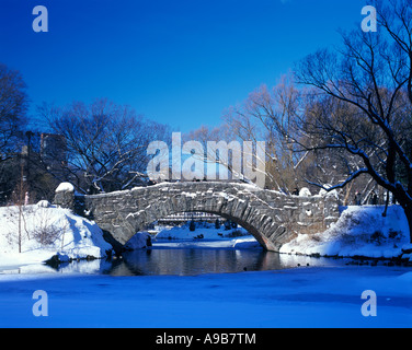 La neige a couvert GAPSTOW BRIDGE ÉTANG CENTRAL PARK MANHATTAN NEW YORK USA Banque D'Images
