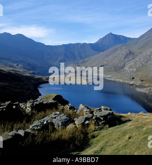 Yr Wyddfa sommet (Snowdon) et Y vu plus Lliwedd Llyn Llydaw, Parc National de Snowdonia, Gwynedd, au nord du Pays de Galles, Royaume-Uni. Banque D'Images