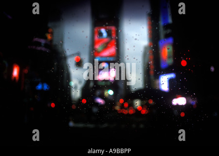 La PLUIE SUR LA FENÊTRE DE VOITURE STORM TIMES SQUARE MANHATTAN NEW YORK USA Banque D'Images
