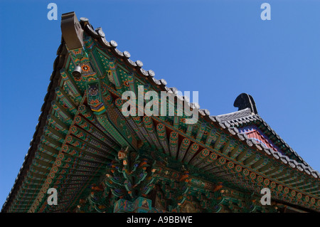 Avant-toit peintes de couleurs vives de le Temple Haeinsa en Corée du Sud. Banque D'Images